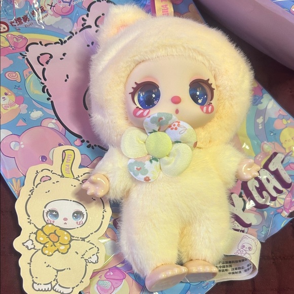 Liila’s Lucky Cat Plush Keychain - Picture 3 of 6